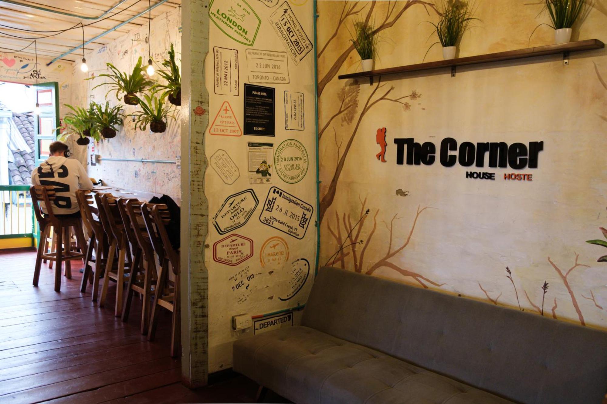 The Corner House Hostel Саленто Экстерьер фото