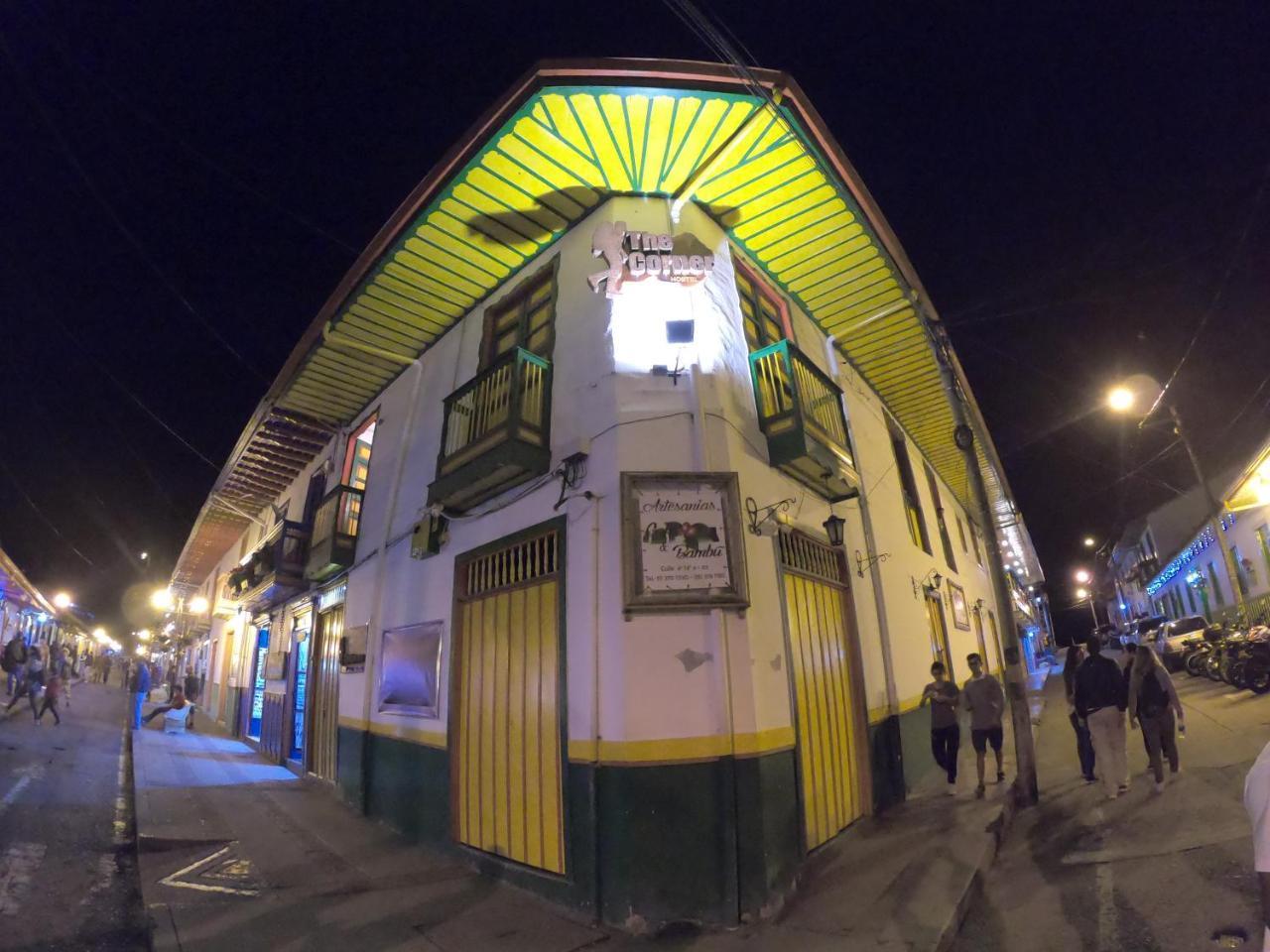 The Corner House Hostel Саленто Экстерьер фото